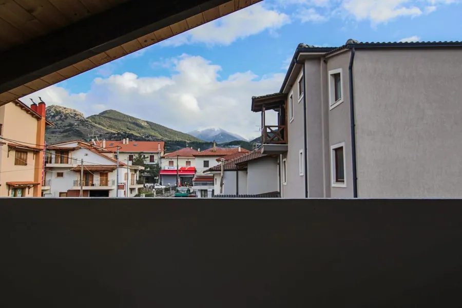 Η θέα από το μπαλκόνι στα σπίτια των Καλαβρύτων και στα βουνά
